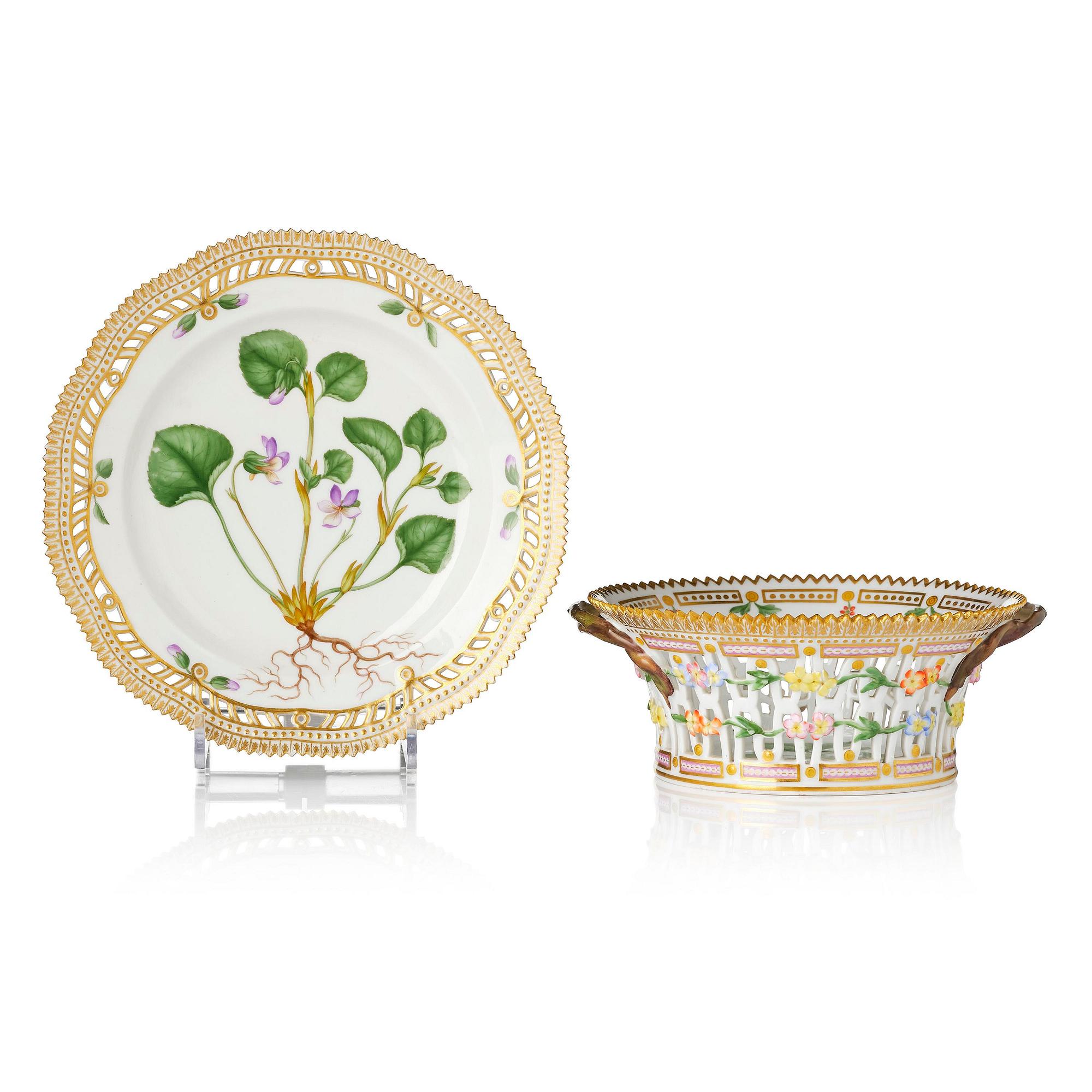 Gallerkorg med fat, porslin. 'Flora Danica', Royal Copenhagen, Denmark, 1900-tal.