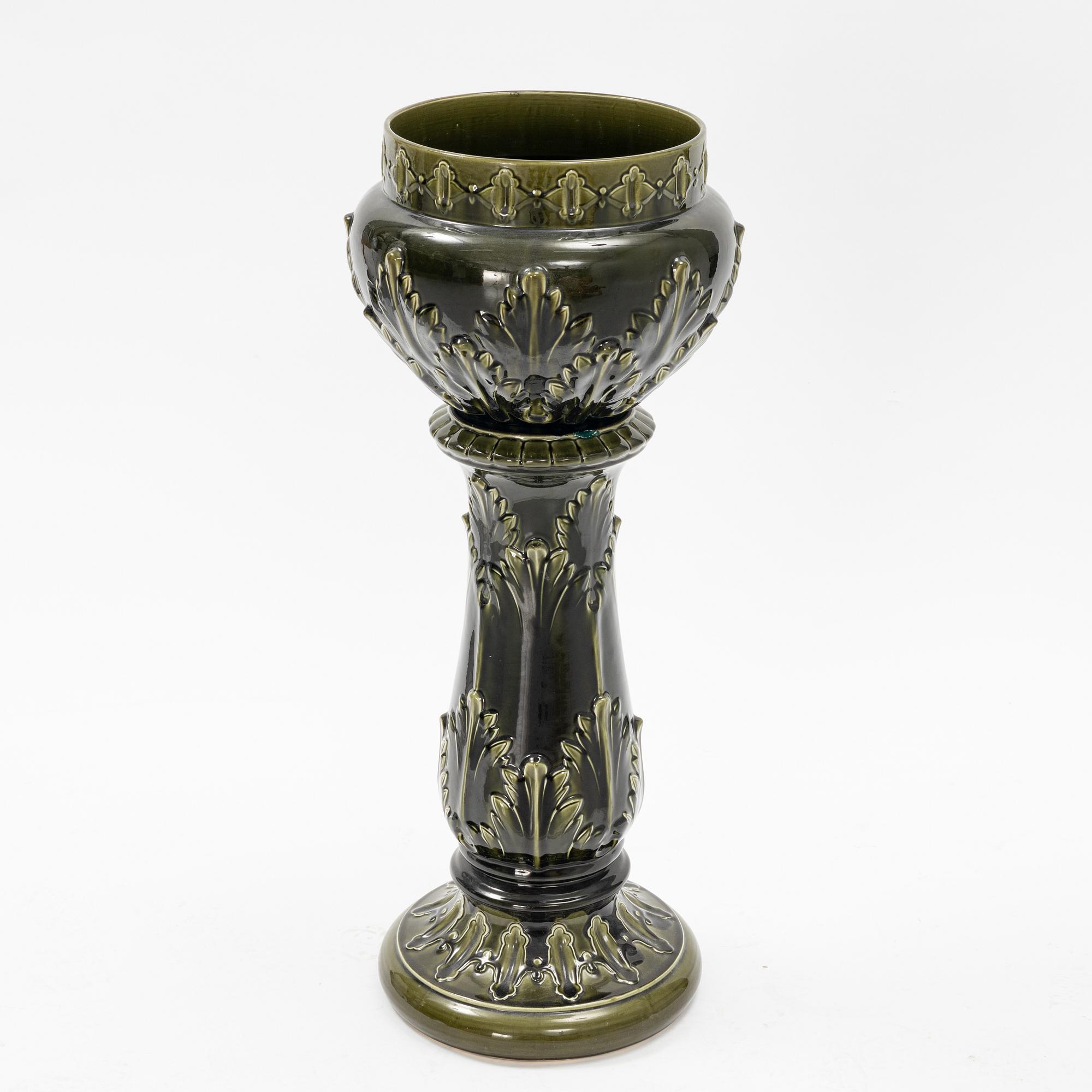 A  ceramic pedestal with flowerpot from around the year 1900.