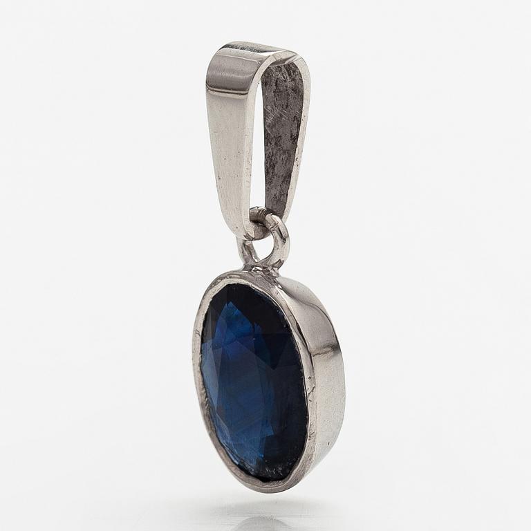 A 14K white gold pendant with a ca. 2.87 ct sapphire.