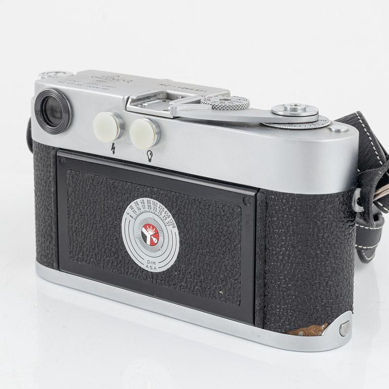 Leica M2, no. 1069931, 1963.