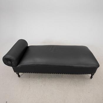 An early 1900s eather chaise longue.