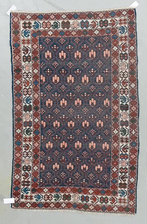 MATTA, Kaukasisk. Ca 171x110 cm.