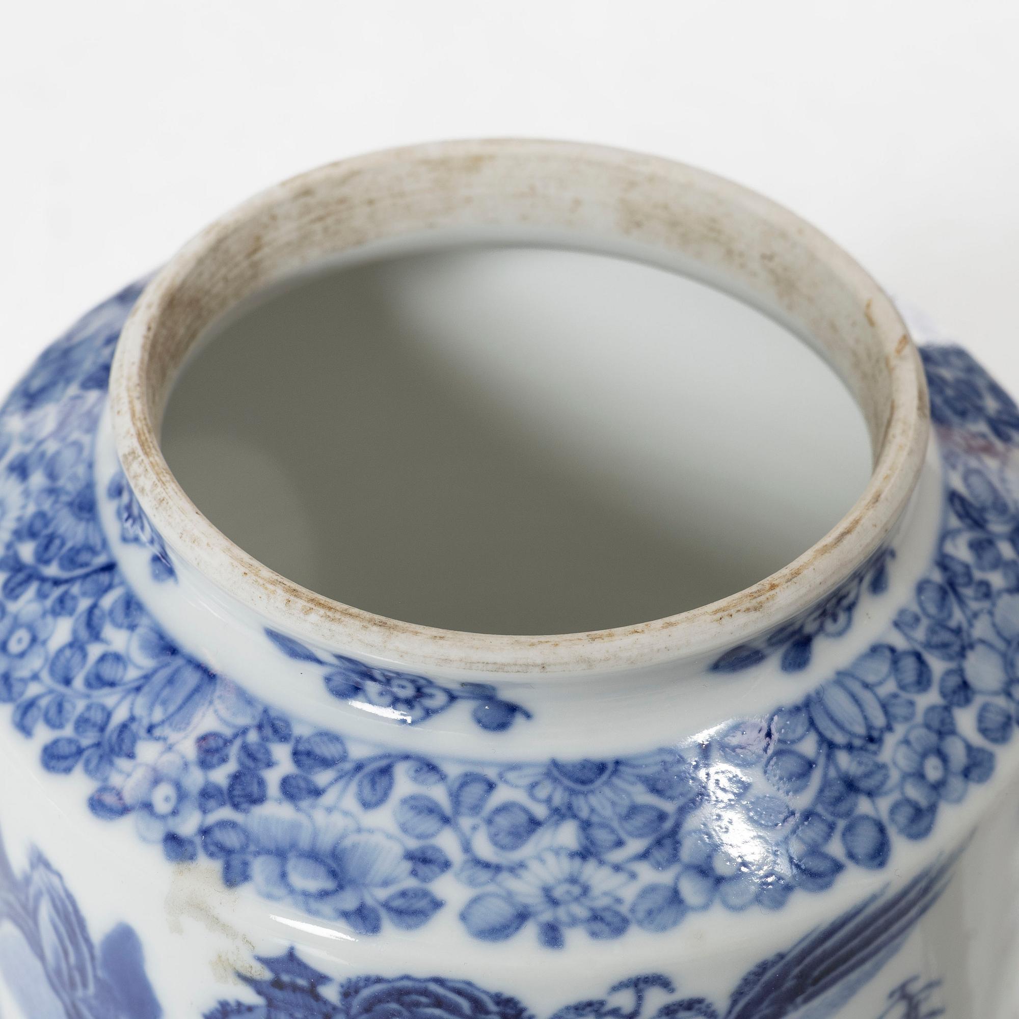 A blue and white tea pot with cover and serving dish, Qing dynasty, Qianlong (1736-95).