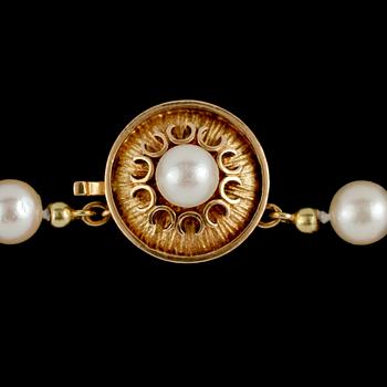 COLLIER, odlade pärlor med lås i 18k guld, 1900-talets andra hälft.