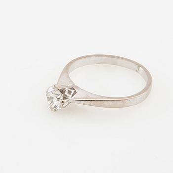 Solitaire ring in 18K white gold with a round brilliant-cut diamond.