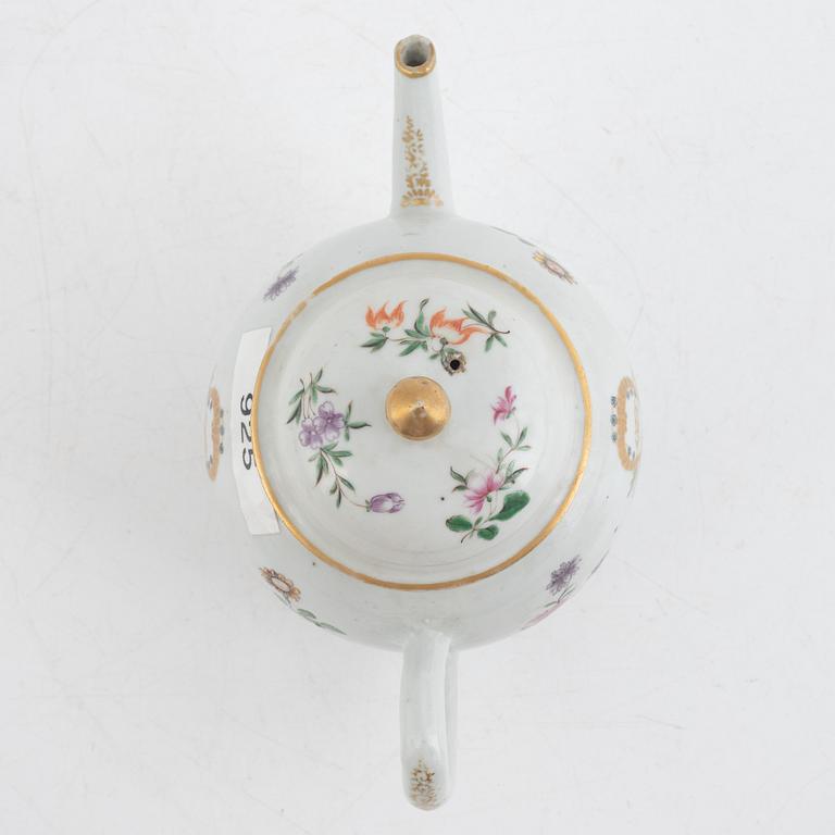 A Chinese porcelain tea service, 14 pieces, Qing dynasty, Qianlong (1736-95).