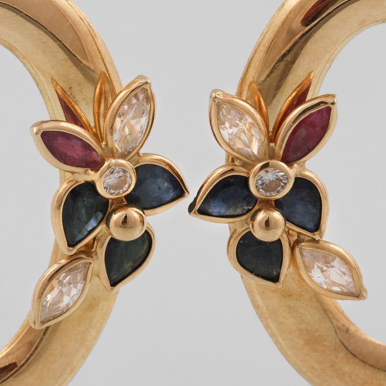 ÖRHÄNGEN, 18K guld med briljantslipade diamanter och fasettslipade safirer och rubiner, Vicenza, Italien. Vikt 8,0 gram.