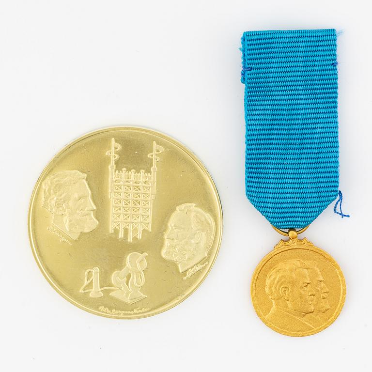 Guldmedalj samt miniatyr i guld, LM Ericson, 18K.