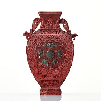 A red Chinese lacquer vase, Qing dynasty, 19th Century.