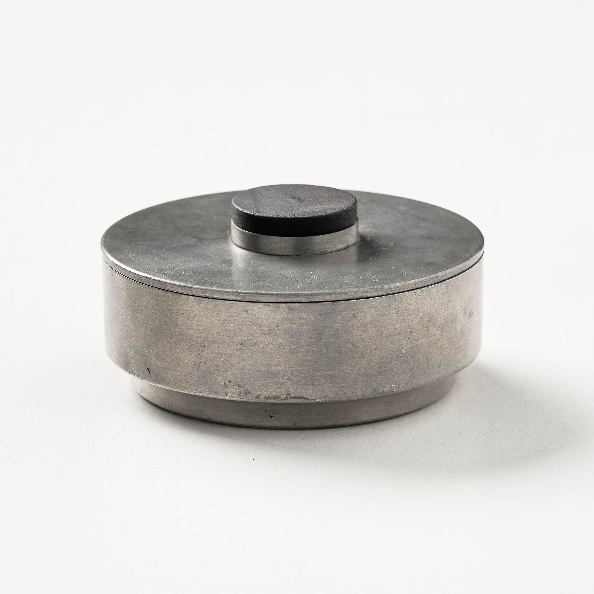 Nils Fougstedt, ask med lock, modell "A 1415", Firma Svenskt Tenn, Stockholm, 1935.