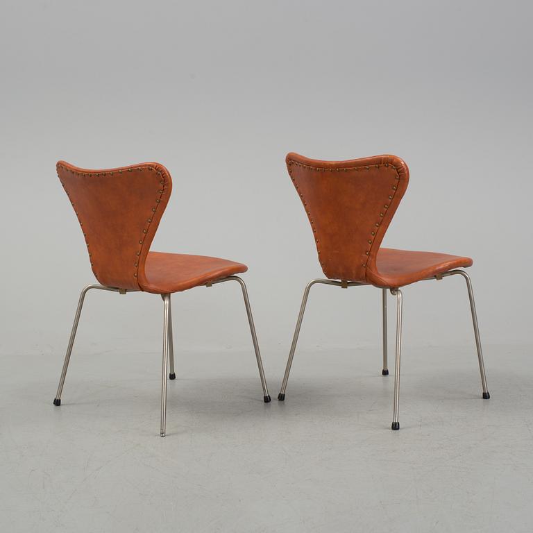 ARNE JACOBSEN, stolar, ett par, "Sjuan", Fritz Hansen.