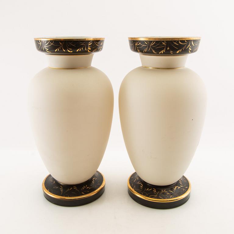 Vaser ett par 1900-talets första hälft.