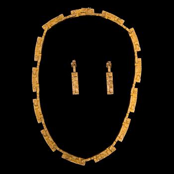 A BJÖRN WECKSTRÖM JEWELLERY SET, a necklace and a pair of earrings, "Tundra", 14K gold. Lapponia 1970-73.