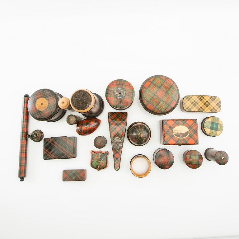 En samling  askar fodral mm i Tartanware 1900-talets första hälft ca 39 dlr.