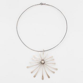 A silver necklace by Birgitta Sanitate.