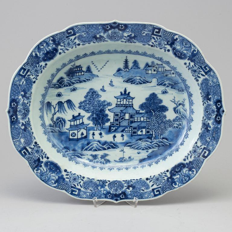 A blue and white tureen stand, Qing dynasty, Qianlong (1736-95).