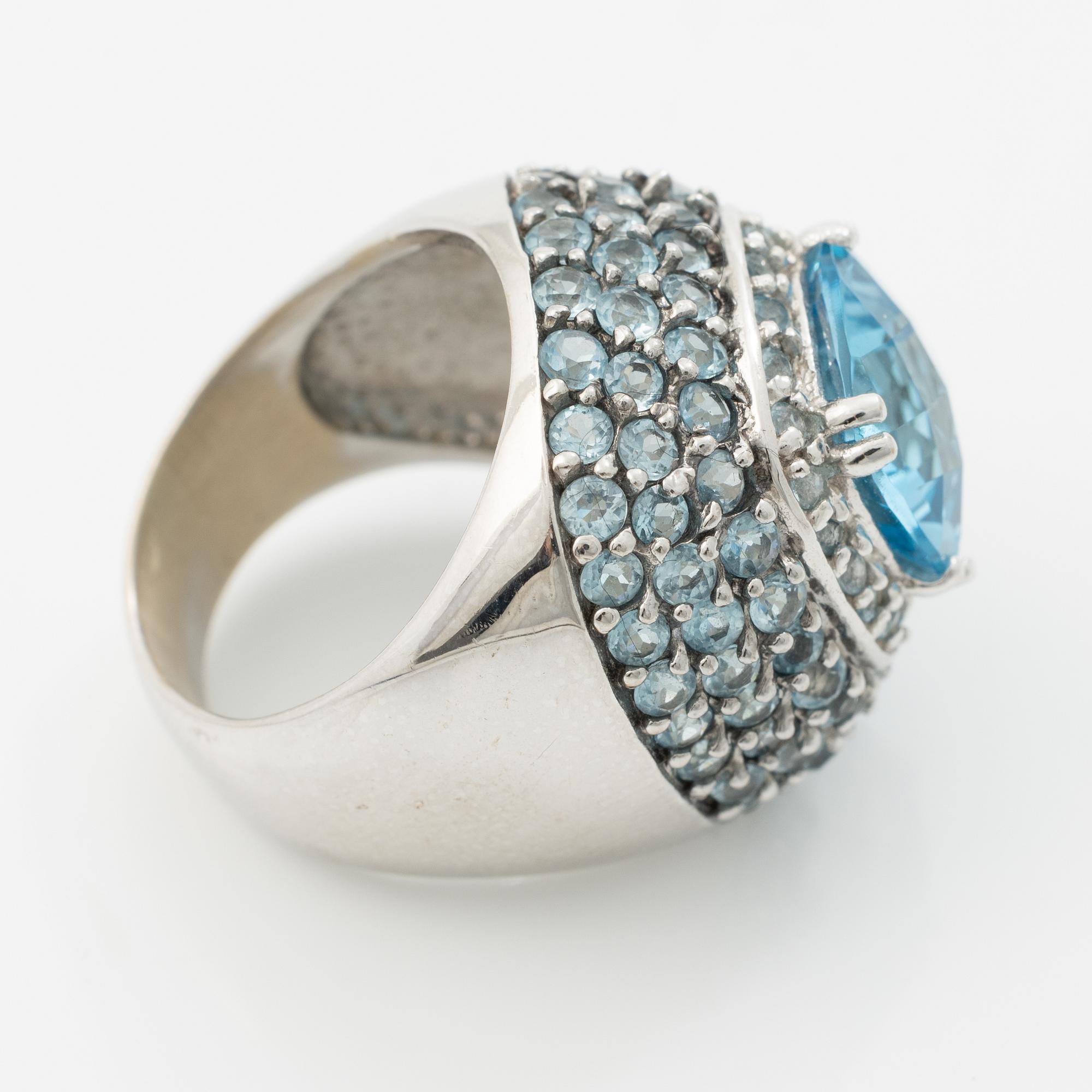 Ring, 14K vitguld och topaser.