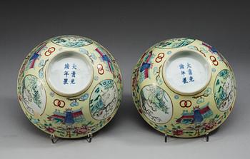 SKÅLAR, ett par, porslin. Troligen sen Qing dynasti med Guangxus sex karaktärers märke.