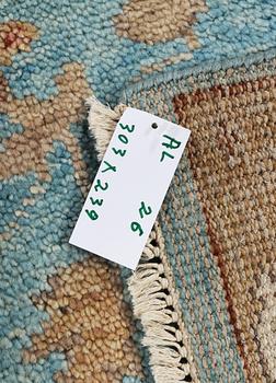 Matta, orientalisk med Mamluk design, ca. 303 x 239 cm.