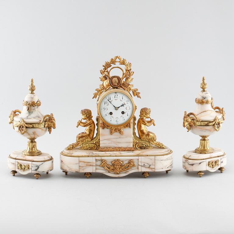 A table clock and two decoratives urn, around year 1900.