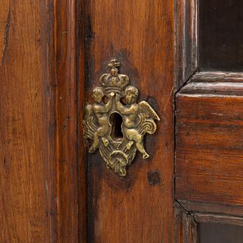 Vitrinskåp, 1700-tal, avlutat/bonat.