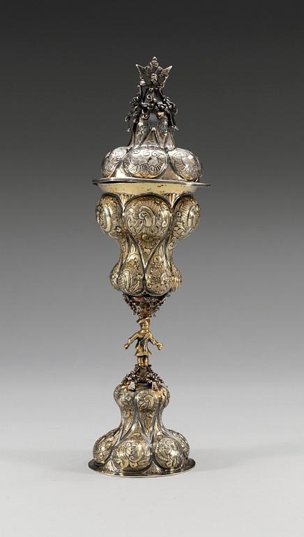DRUVPOKAL med lock, icke identifierad mästare, Moskva 1758.