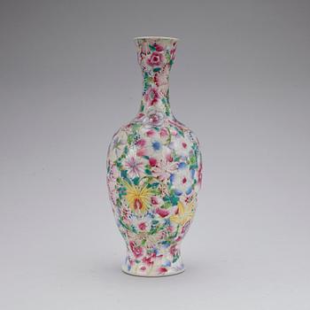 VAS, porslin. Kina, Qianlongs märke, tidigt 1900-tal.