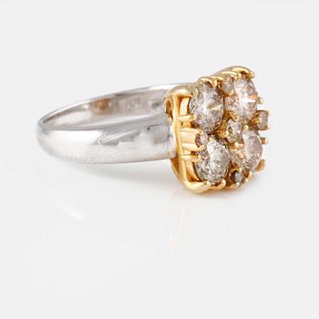 RING, 18K guld och vitguld med briljantslipade diamanter ca 2.15 ct. Vikt 5,4 gram.