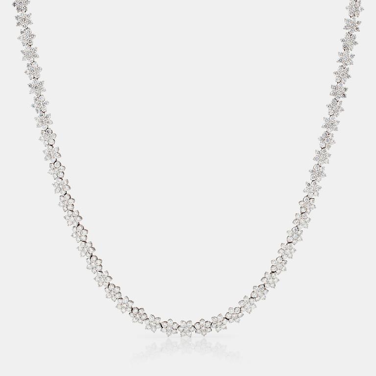 COLLIER med briljantslipade diamanter, totalt 29.90ct. Kvalitet G/VS-SI.