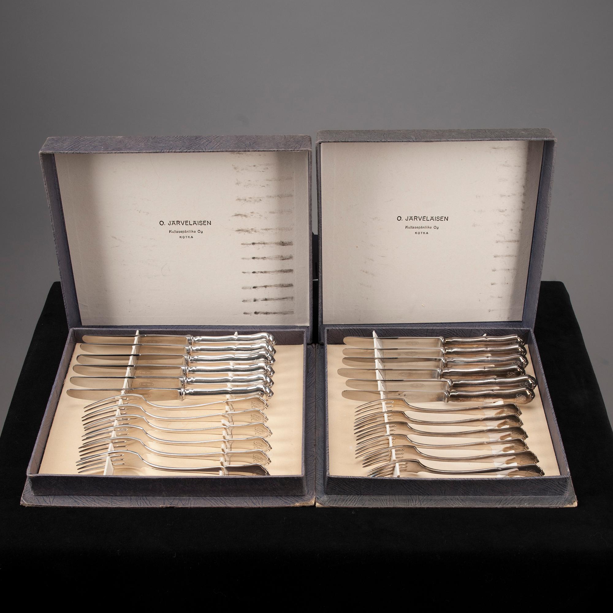 BESTICK, 12+12 st, silver, "Chippendale", Kultakeskus Oy, Tavastehus, 1951-52. Knivbladen stål, Hackman. Tot.vikt 1168g.