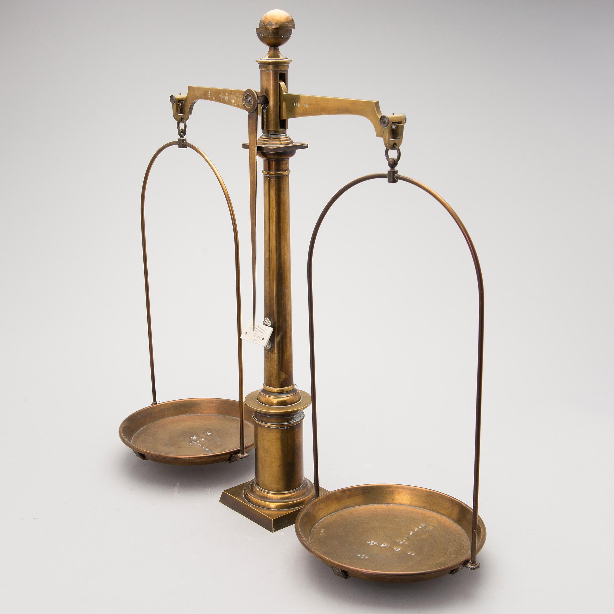 An early 20th Century Pharmacy balance scale in brass from Germany.
