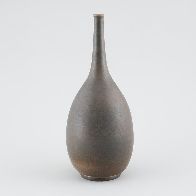 A stoneware vase by ÅKE HOLM, signed, 20th century.