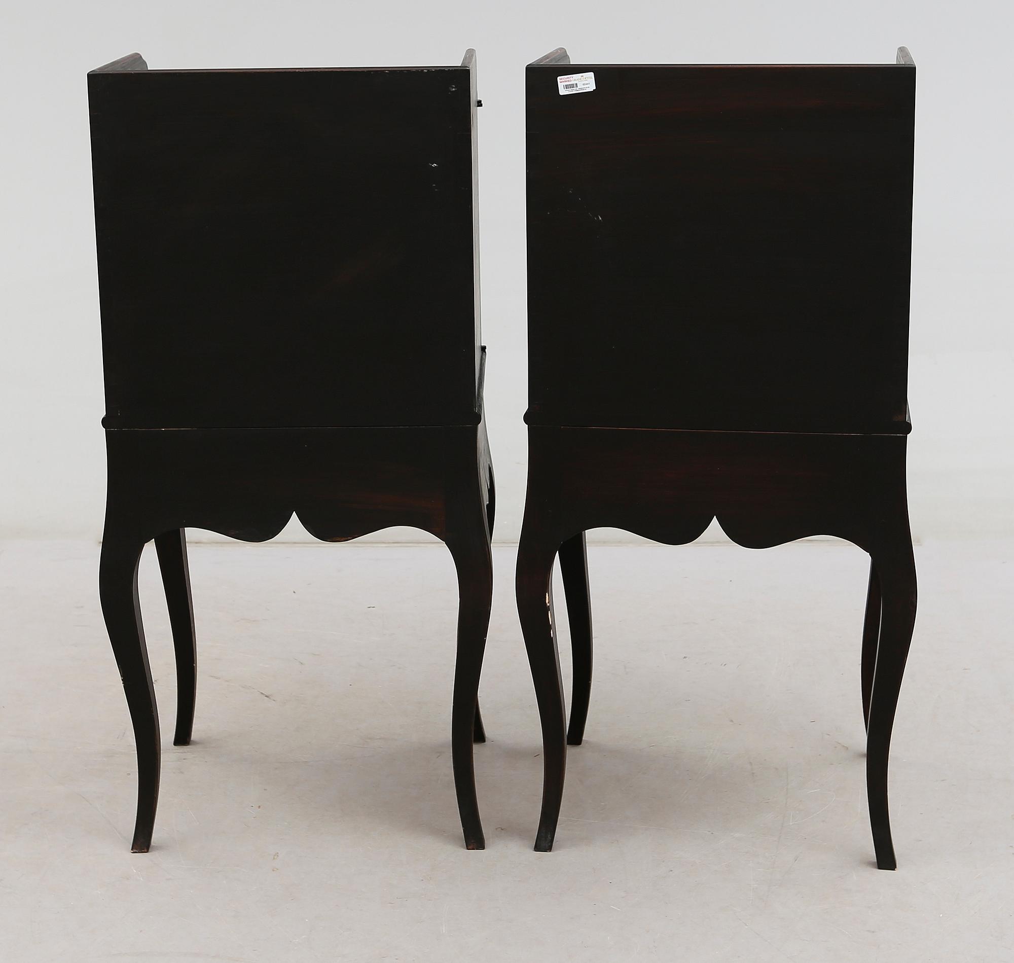 SÄNGBORD, 1 par, rokokostil, för Nationalmuseum, 1900-talets andra hälft.