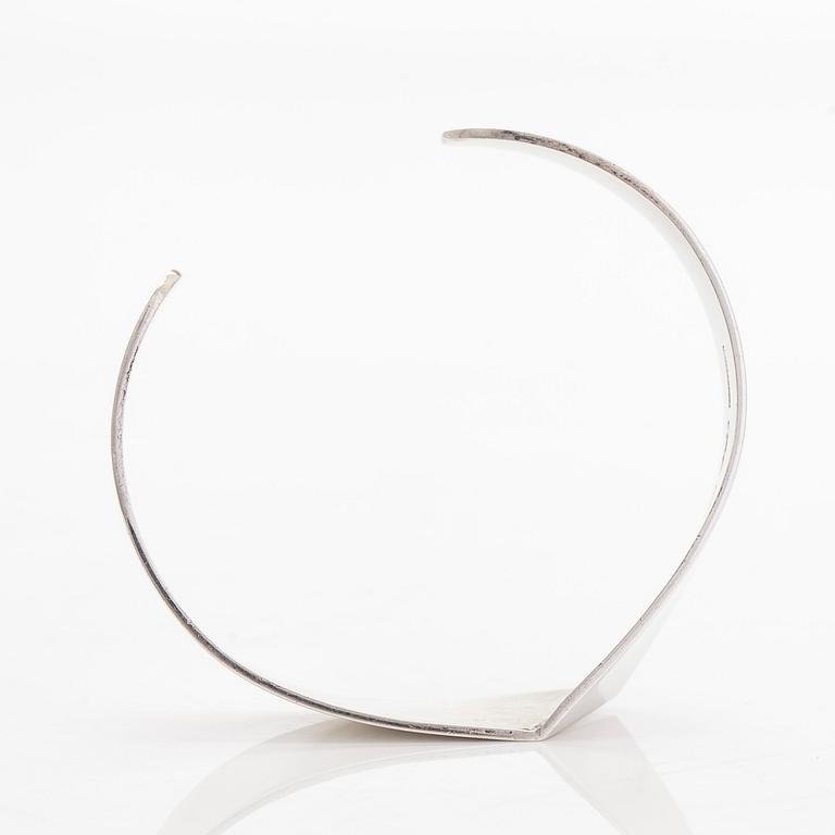 Pekka Piekäinen, a sterling silver bangle, Platinoro, Turku 2008.