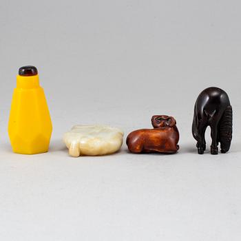 PENSELBAD, nefrit, SNUSFLASKA, glas, samt NETSUKE, två stycken. Kina och Japan, 1900-tal.