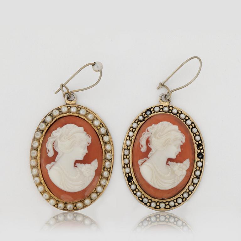 ÖRHÄNGEN, ett par snarlika, snäckcamé samt förgylld metall, 1800-tal.
