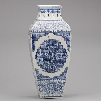 VAS, porslin, Kina, 1800/1900-tal.