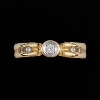 RING, 18k guld med 5 briljantslipade diamanter, tot ca 0,09 ct. Vikt ca 3 gram.