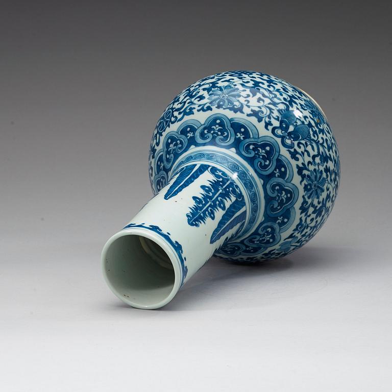 VAS, porslin. Qingdynastin 1800-tal med Qianlongs sex karaktärers märke.