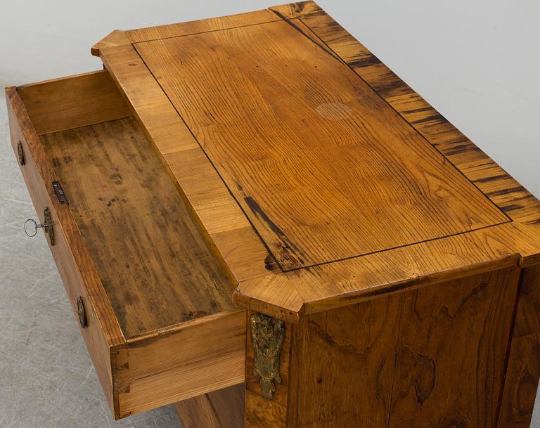 A Gustavian chest of drawers, 18th Century.