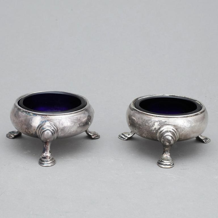 SALTKAR, ett par, silver, London 1746.