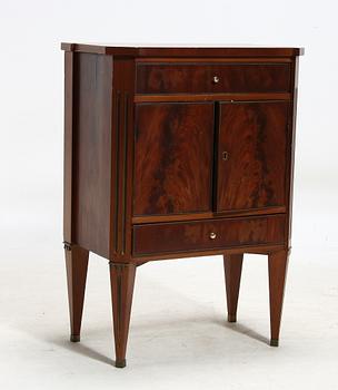POTTSKÅP. Gustaviansk stil 1800-tal.