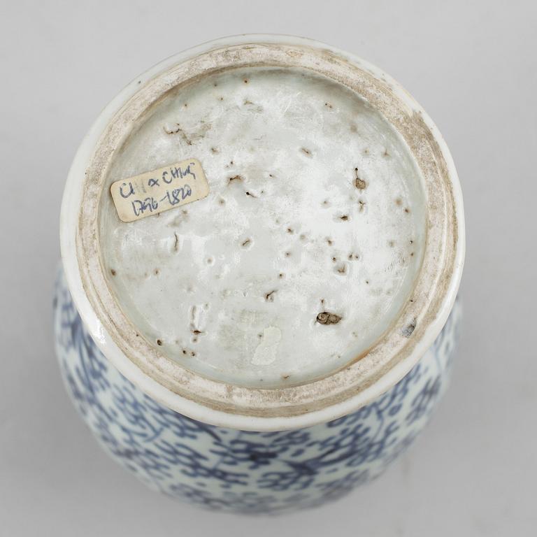 VASER, 2 st, och URNA, porslin, Kina, 1800-tal.