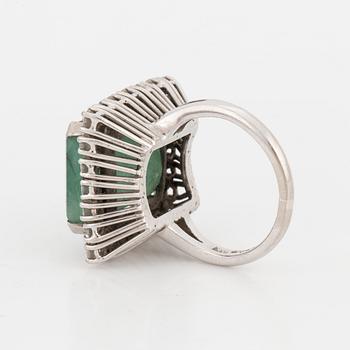 RING, with emerald and diamonds.