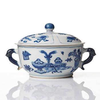 A blue and white tureen with cover, Qing dynasty, Kangxi (1662-1722).