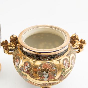 Vas samt urna med lock Satsuma Japan 1900-tal porslin.