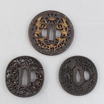 Tsuba, 3 stycken, mumei, Japan, 1800-tal.