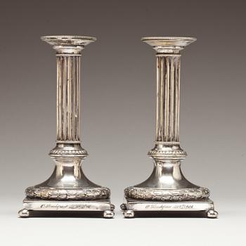 LJUSSTAKAR, ett par. Nysilver. Gustaviansk stil. 1900-tal.