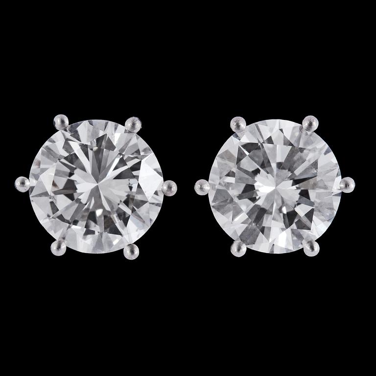 An important pair of brilliant cut diamond studs, 2.01 cts, resp. 2.02 cts.