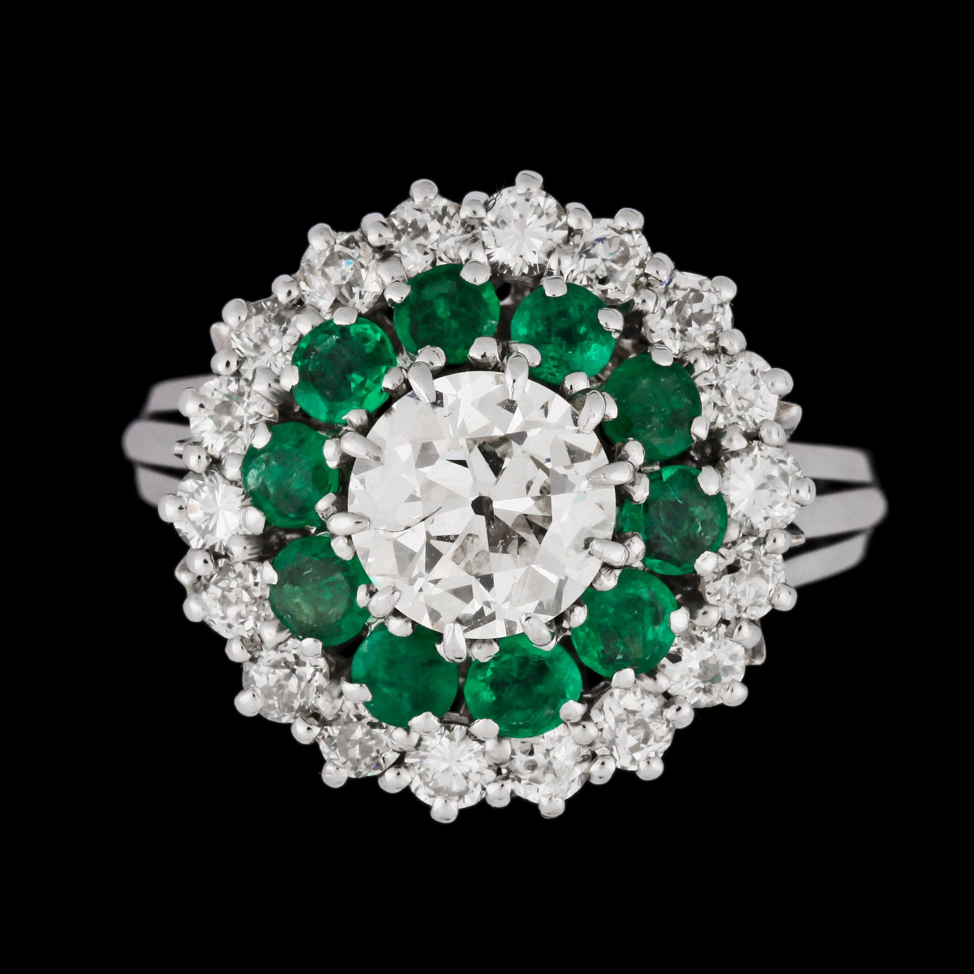 RING, gammalslipad diamant, 1.70 ct samt smaragder och mindre antikslipade diamanter, tot. 1 ct.
